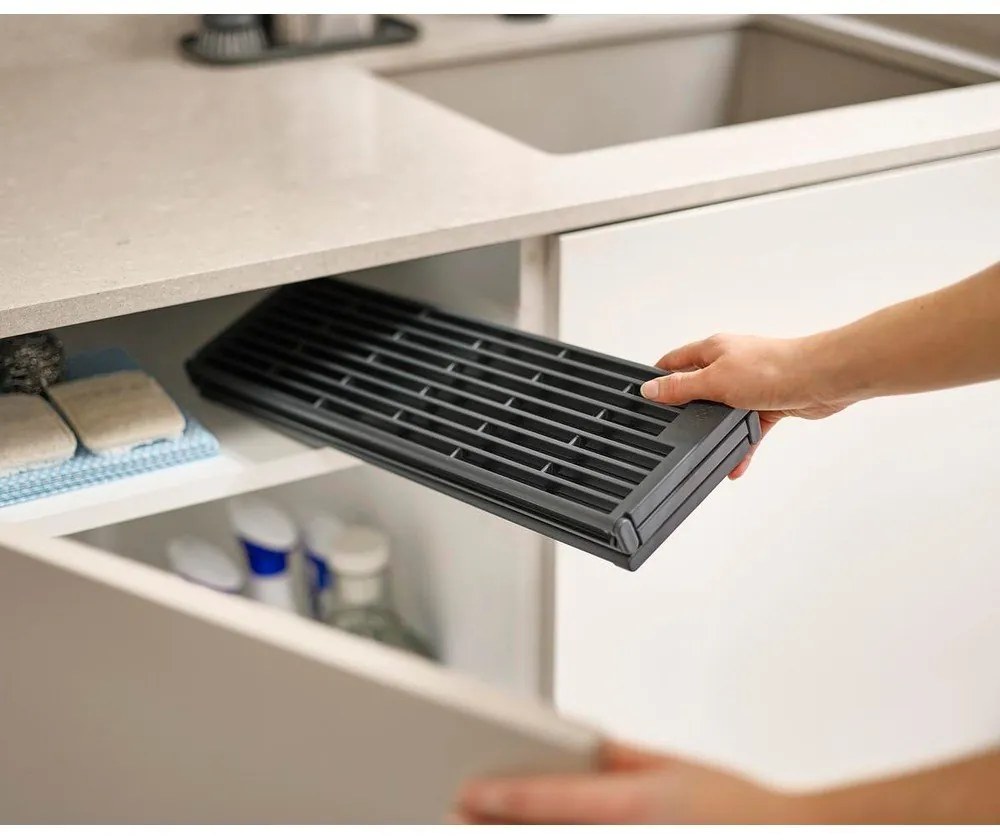 Sivá nastaviteľná plastová odkvapkávacia mriežka na drez 43x13 cm Platform – Joseph Joseph