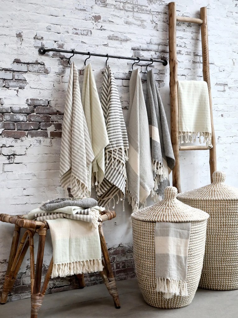 Pastelkovo zelený slaboučký bavlnený uterák / osuška so strapcami - 90*180 cm