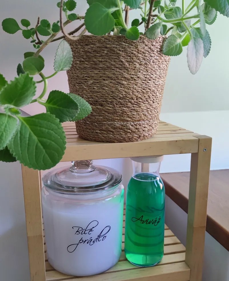 usporadejto.cz Sklenená fľaša na mlieko / olej / aviváž s bielym silikónovým viečkom, 1,21 l