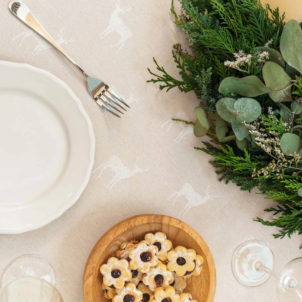 Goldea vianočný oválny obrus natura – jeleňe na režnej 120 x 160 cm