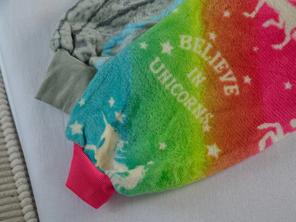 Baránková mikinová deka s rukávmi a kapucňou ALICORN farebná