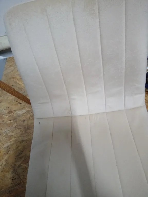 AKCIA Krémová zamatová stolička LAVA II. akosť