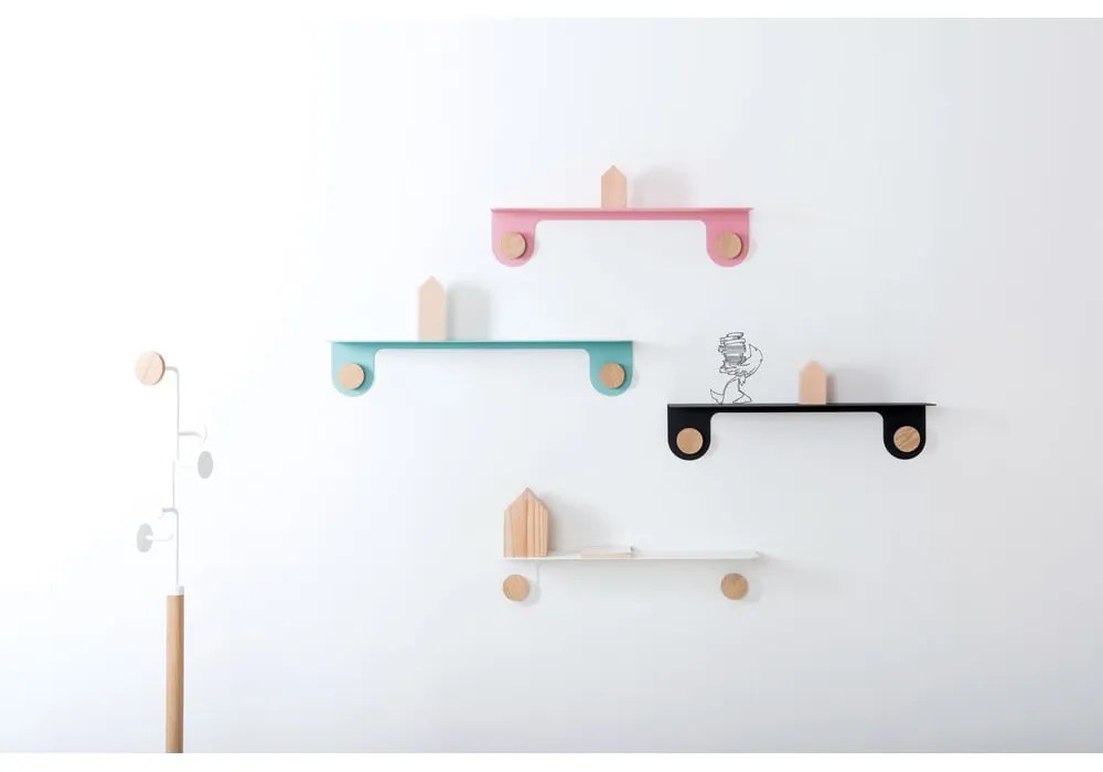 Nástenná biela polica z ocele s detailom z dubového dreva s 2 háčikmi Gazzda Hook, dĺžka 70 cm