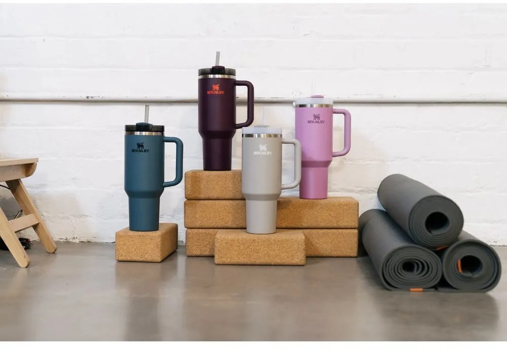 Svetlosivá termoska so slamkou z nehrdzavejúcej ocele 1,18 l Quencher H2.0 FlowState Tumbler Ash – Stanley