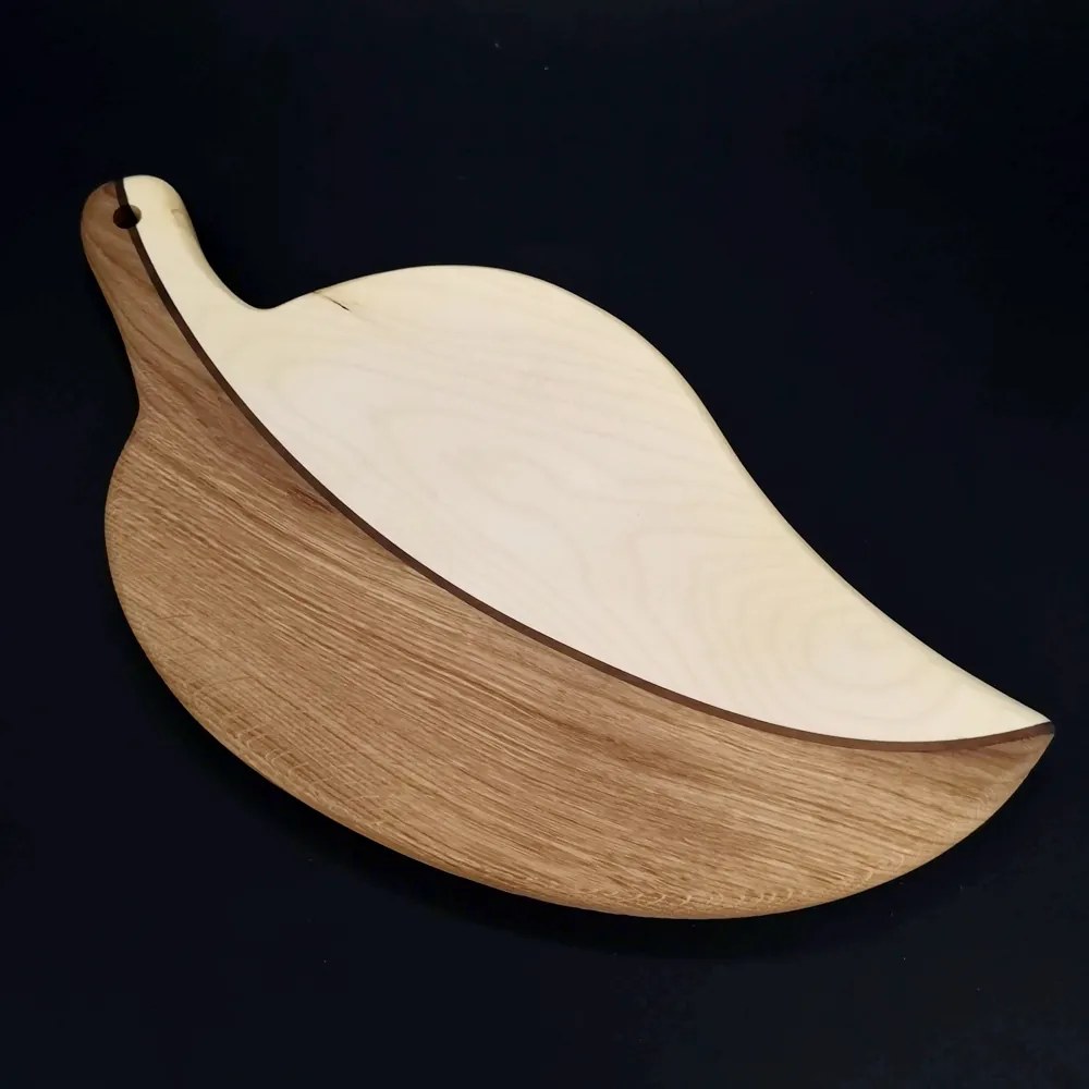 AMADEA Drevená doštička v tvare listu, masívne drevo, 3 druhy drevín, 37x19x2, 5 cm