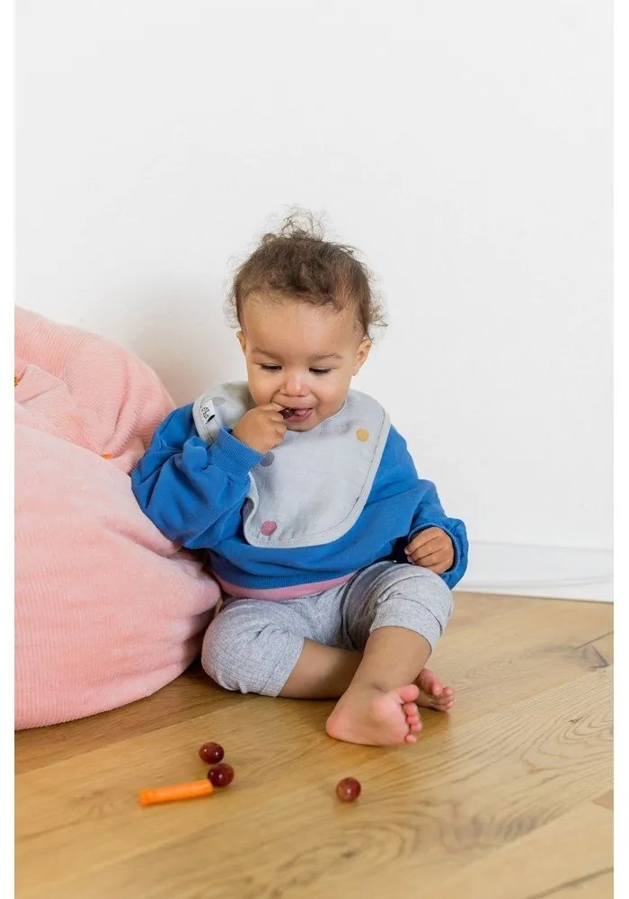 Sivý mušelínový podbradník Kindsgut Dots