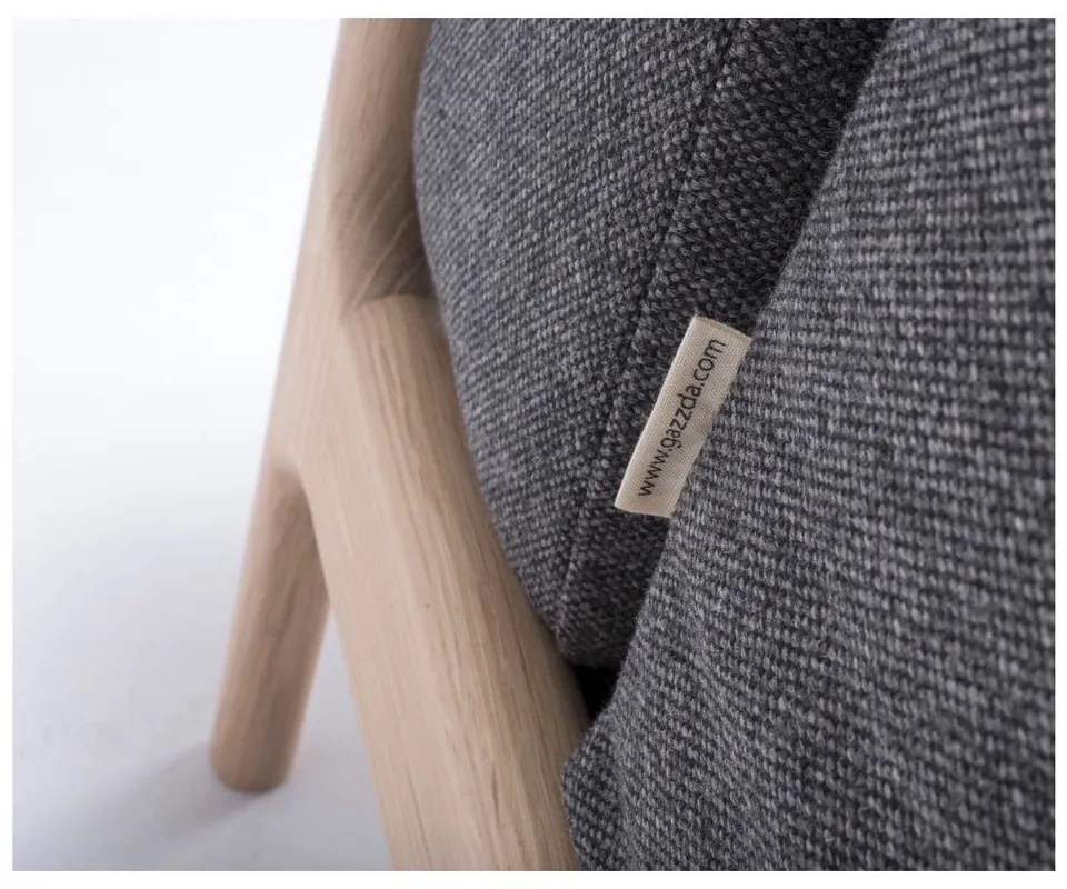 Kreslo s konštrukciou z dubového dreva s tmavosivým textilným sedadlom Gazzda Fawn