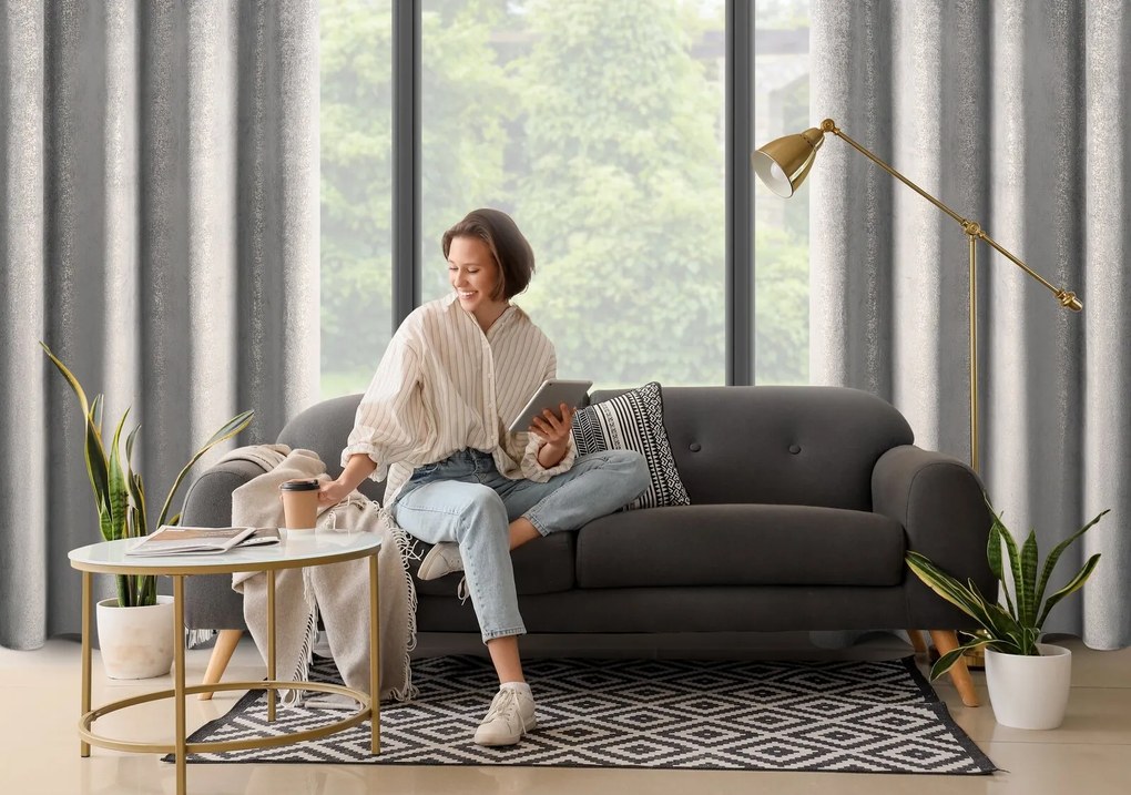 ZATEMŇOVACÍ ZÁVES NA KRÚŽKOCH BETHY 135X250 CM VZOROVANÁ