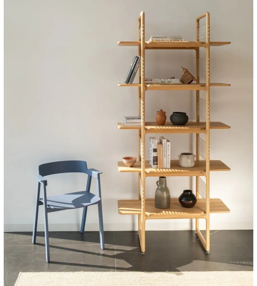 Modrá jedálenská stolička s podrúčkami z dubového dreva Flip – Gazzda