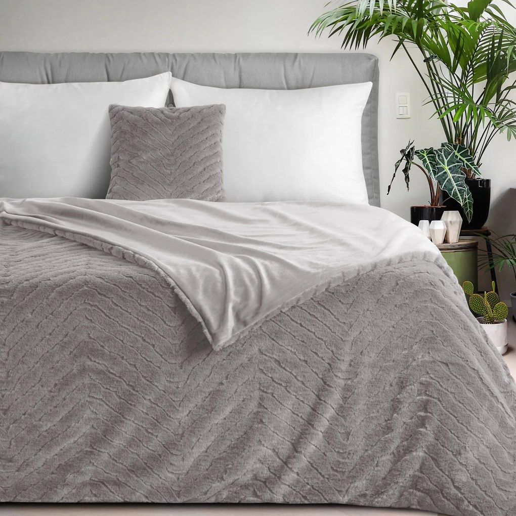 CHLPATÁ DEKA KATE 150X200 CM STRIEBORNÁ