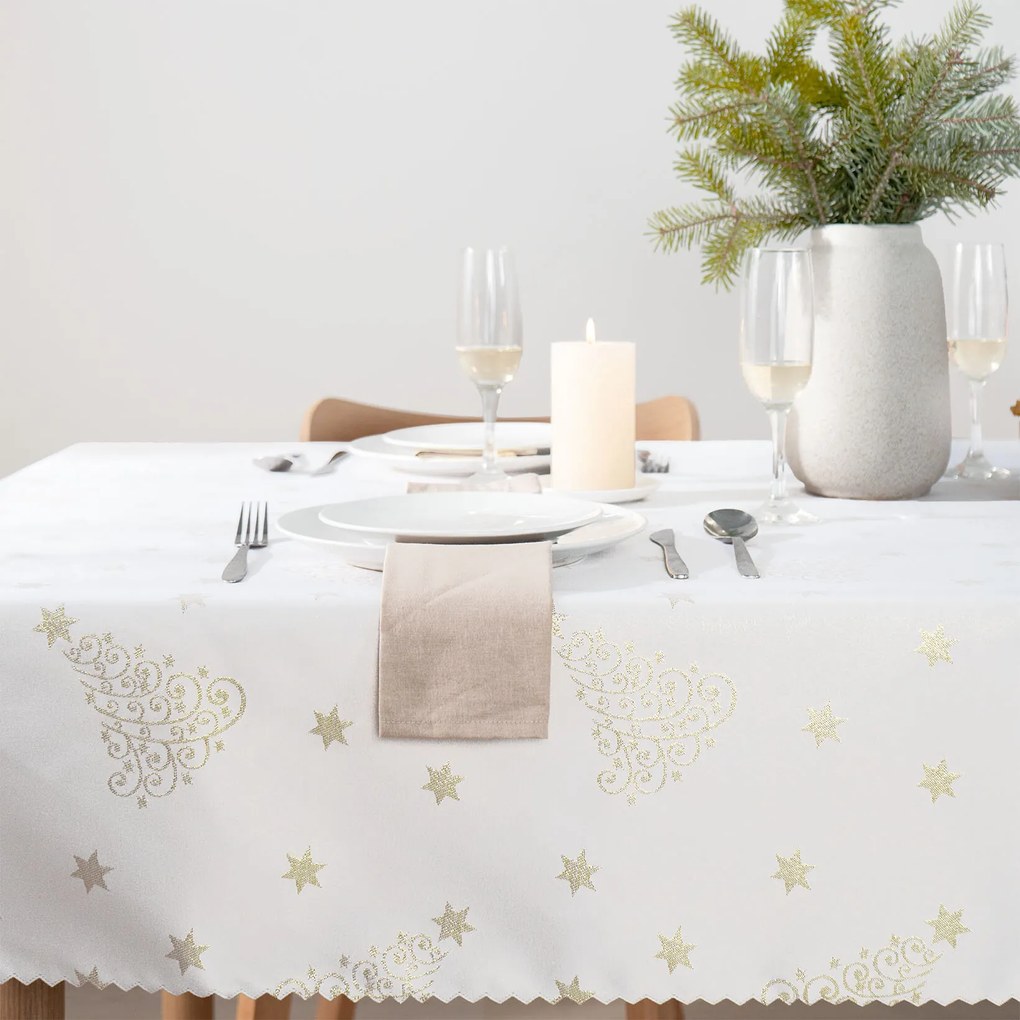 Goldea vianočný hranatý teflónový obrus - zlaté vianočné stromčeky a hviezdičky 120 x 160 cm