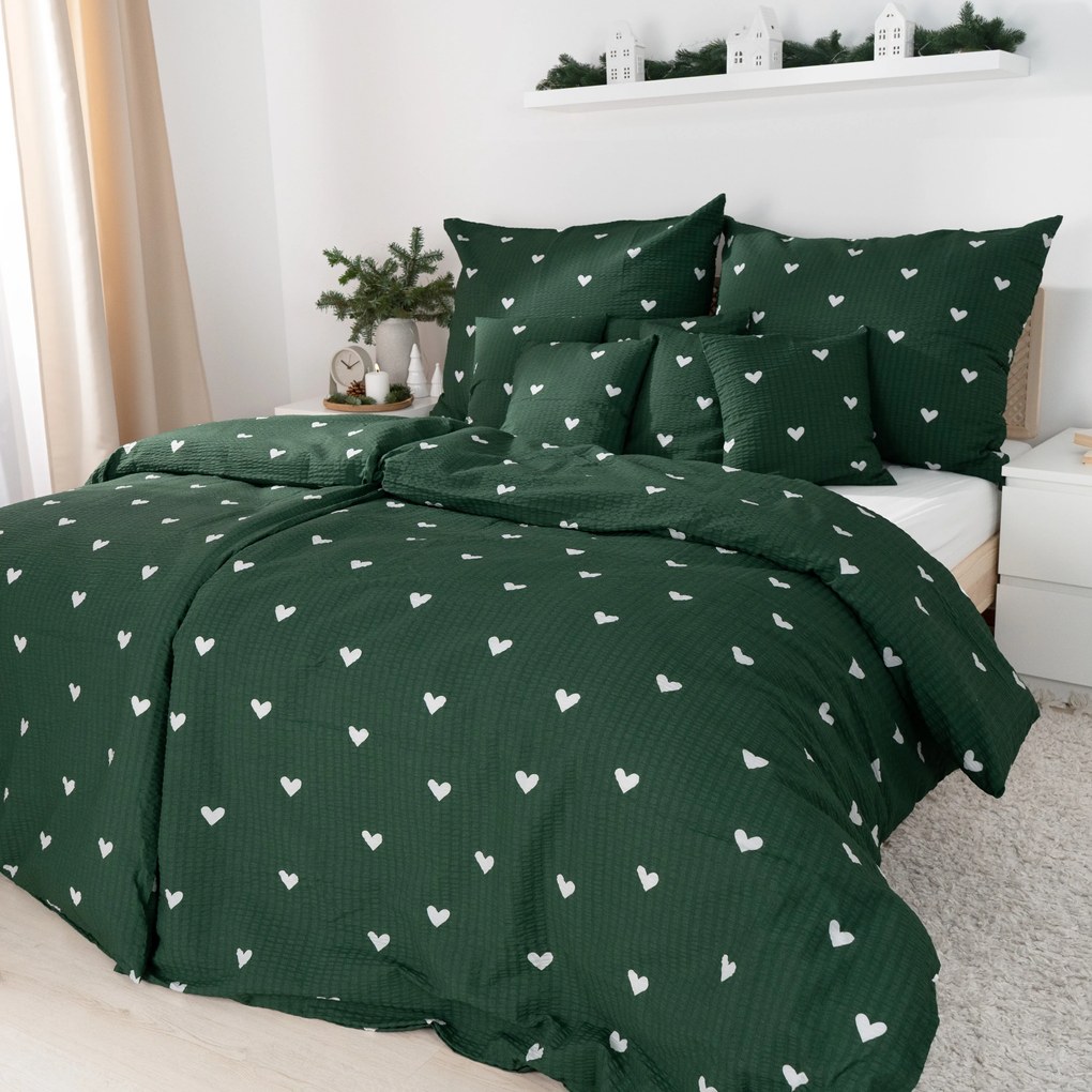 Goldea vianočné krepové posteľné obliečky - srdiečka na tmavo zelenom 140 x 200 a 70 x 90 cm