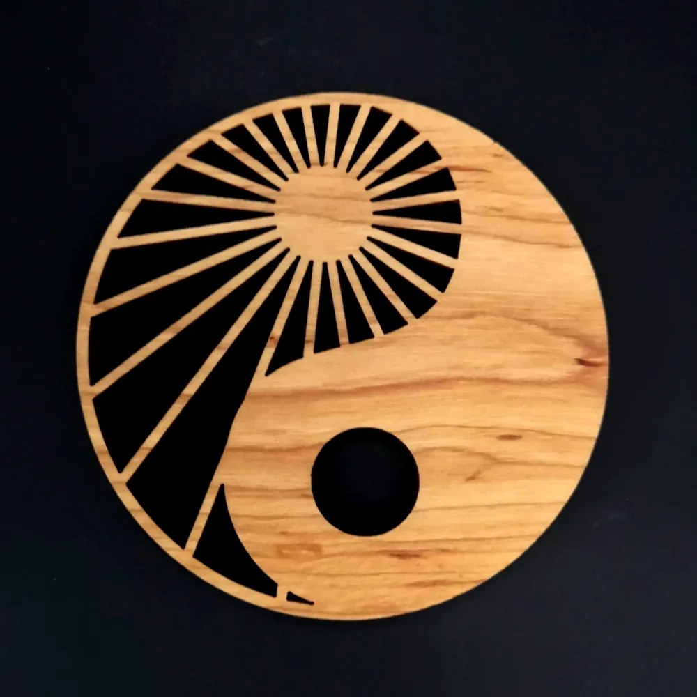 AMADEA Drevený podtácok okrúhly jin-jang, masívne drevo, priemer 10 cm