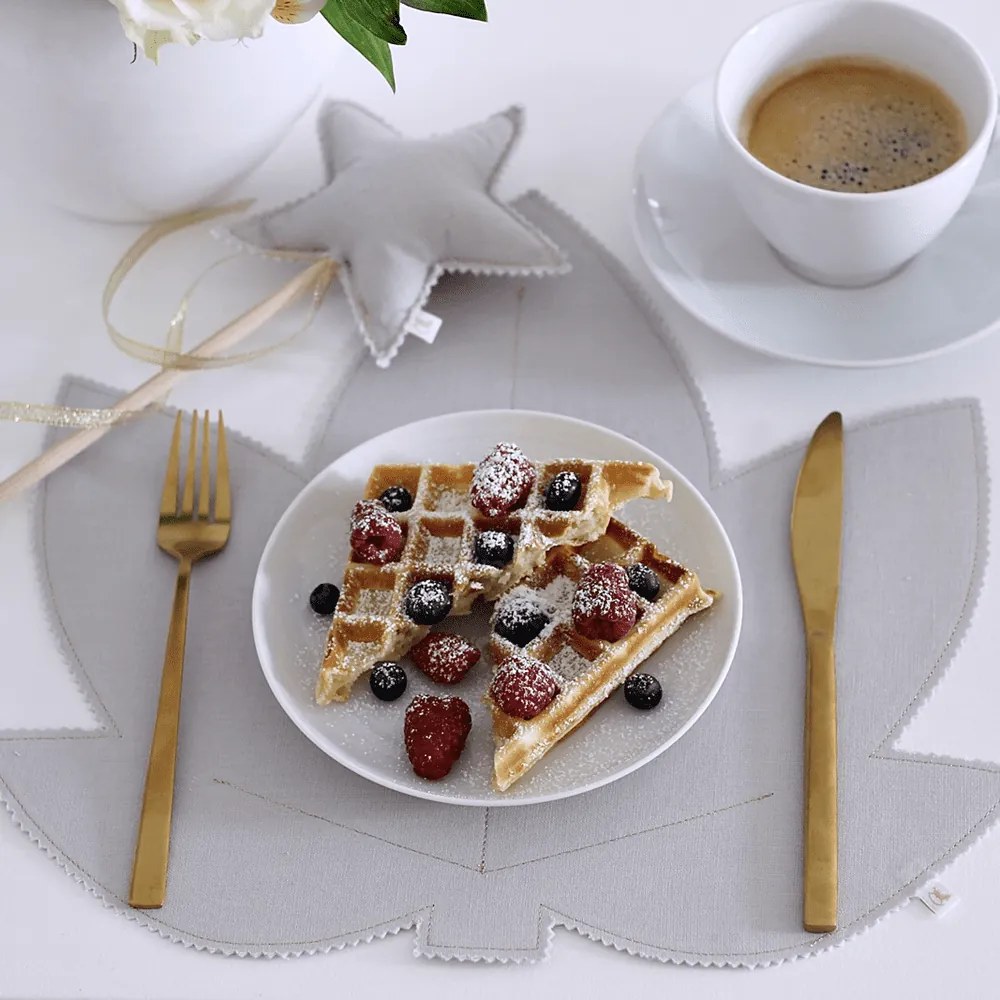 Ľanové prestieranie javorový list svetlo sivá so zlatom 37x37cm