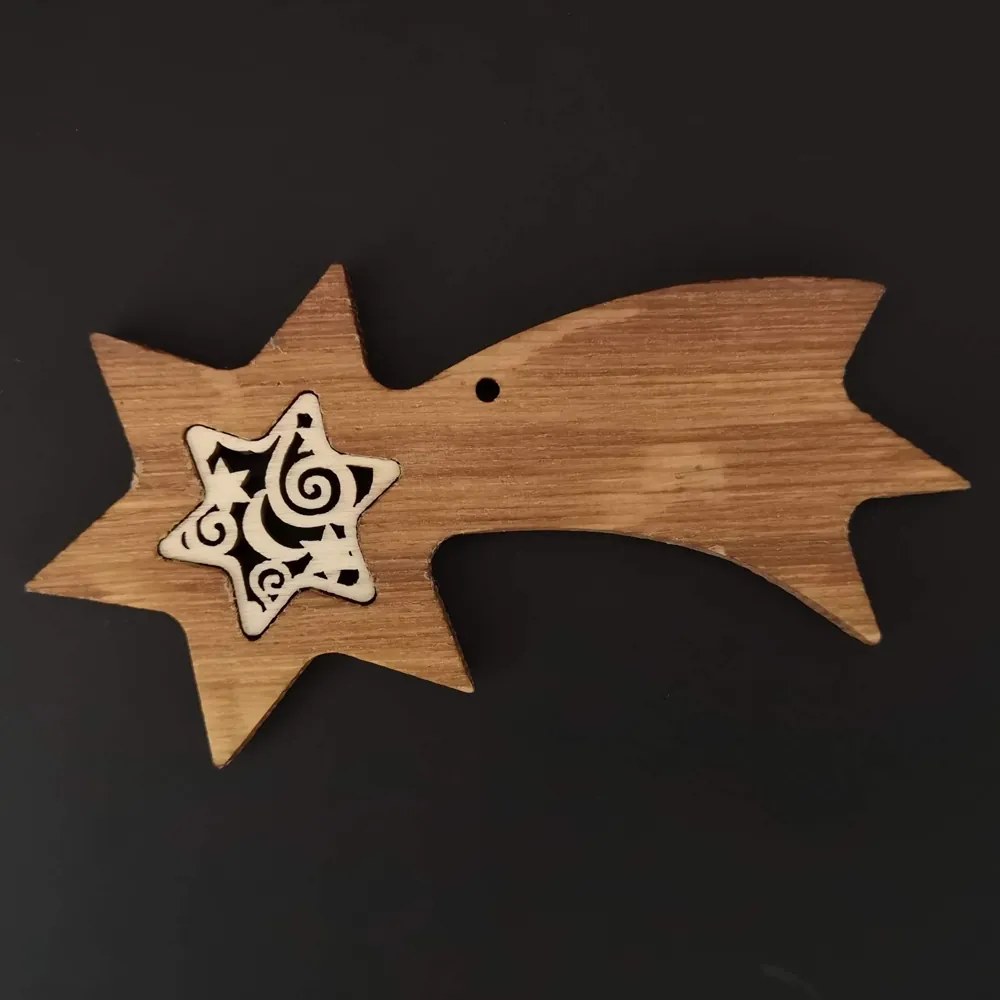 AMADEA Drevená ozdoba z masívu s vkladom - kométa s ornamentom 11 cm