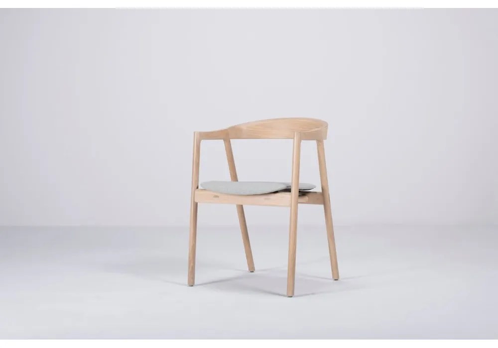 Jedálenská stolička z masívneho dubového dreva s modrosivým sedadlom Gazzda Muna