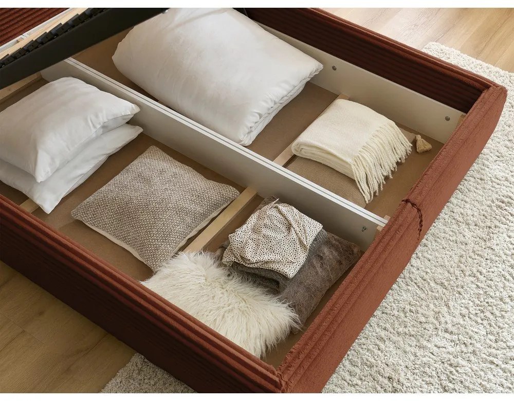 Čalúnená dvojlôžková posteľ v tehlovej farbe s úložným priestorom a roštom 160x200 cm Jade – Bobochic Paris