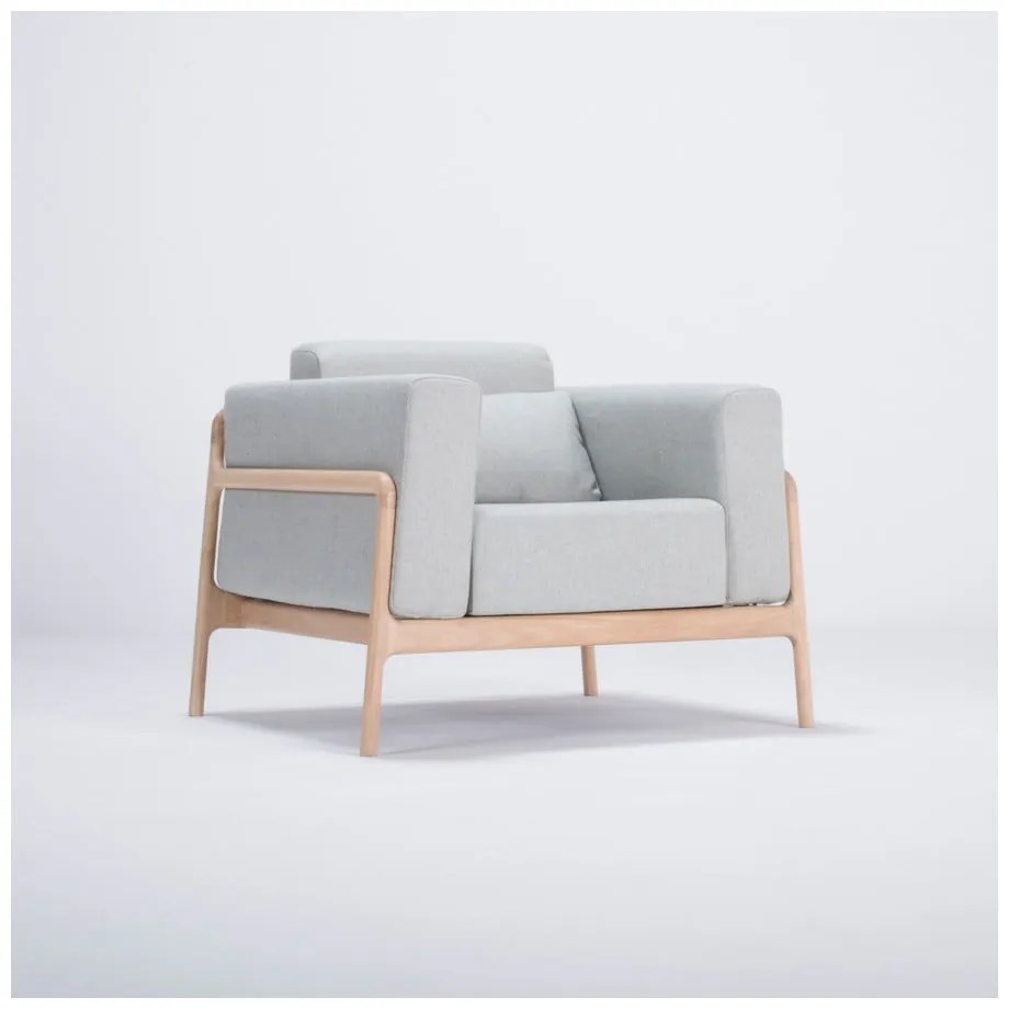 Kreslo s konštrukciou z dubového dreva s modrosivým textilným sedadlom Gazzda Fawn