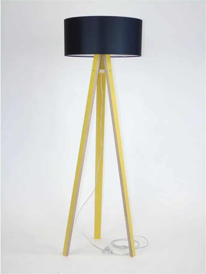 Žltá stojacia lampa s čiernym tienidlom a transparentným káblom Ragaba Wanda