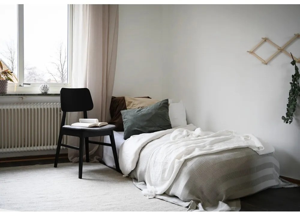 Čierna jedálenská stolička s tmavosivým sedákom Rowico Nagano