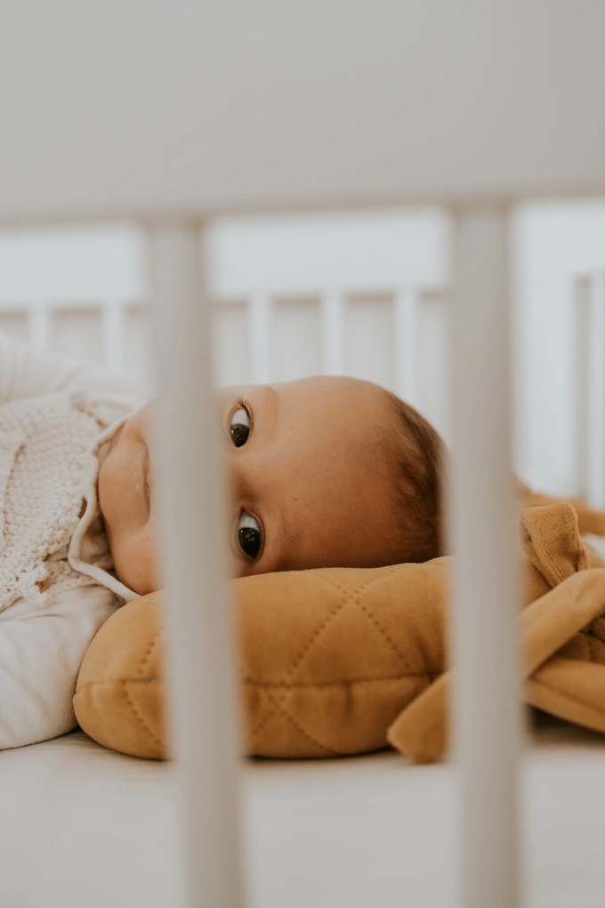 Fixačný zamatový vankúš ROYAL BABY pre bábätko horčicový