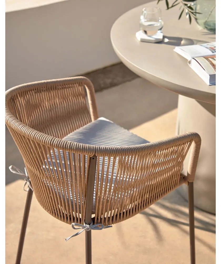 Béžová kovová/polstrovaná záhradná stolička Yanet – Kave Home