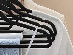 Sada 50 ks sametových ramínek Janis černá