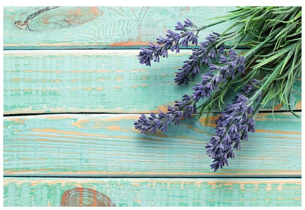 Samolepiaca fototapeta levanduľa na drevenom pozadí