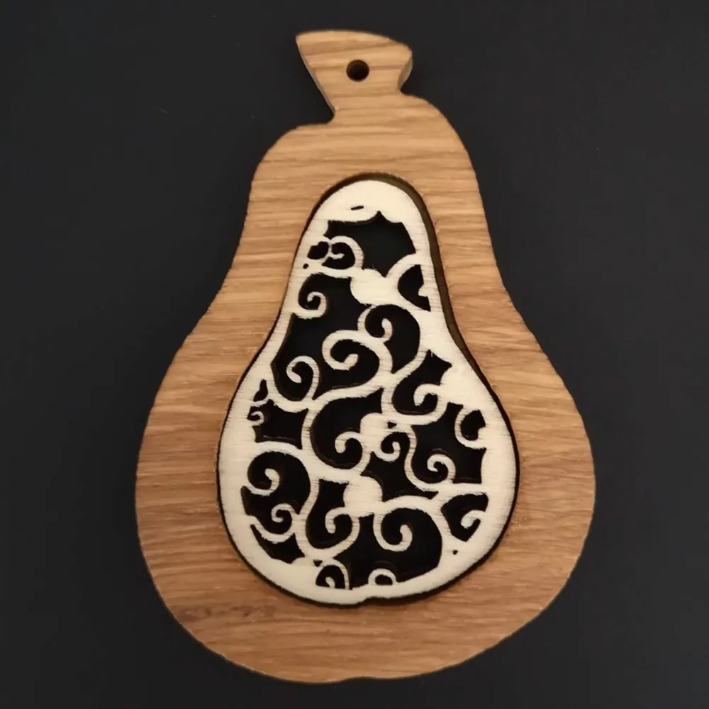 AMADEA Drevená ozdoba z masívu s vkladom - hruška s ornamentom 9 cm