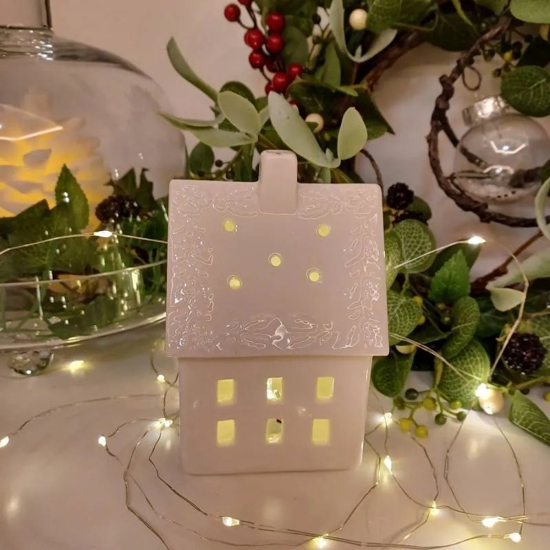 DECOLED Keramický domček, 10,6 x 8,7 x 16,8 cm, teplá biela, 2xLR44