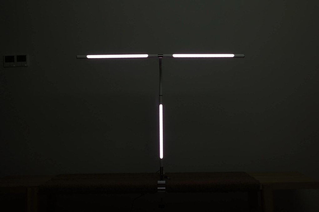 Stolná LED lampa NOX s RGBW efektmi, svorka, diaľkový ovládač