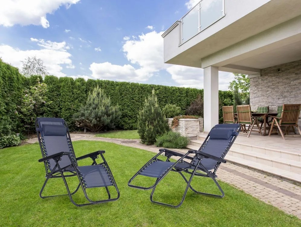 Lehátko tmavomodrej farby