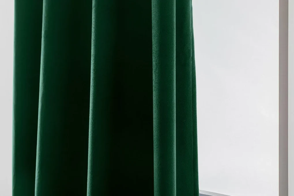 Tmavě zelený zatemňovací závěs VELVET 140x250 cm Zavesenie: Kovové krúžky
