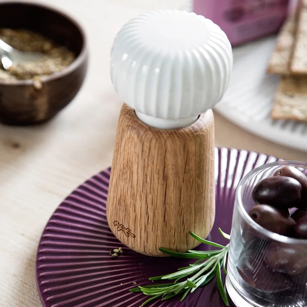 Mlynček z dubového dreva na korenie s bielym detailom z porcelánu Kähler Design Hammershoi, výška 13 cm