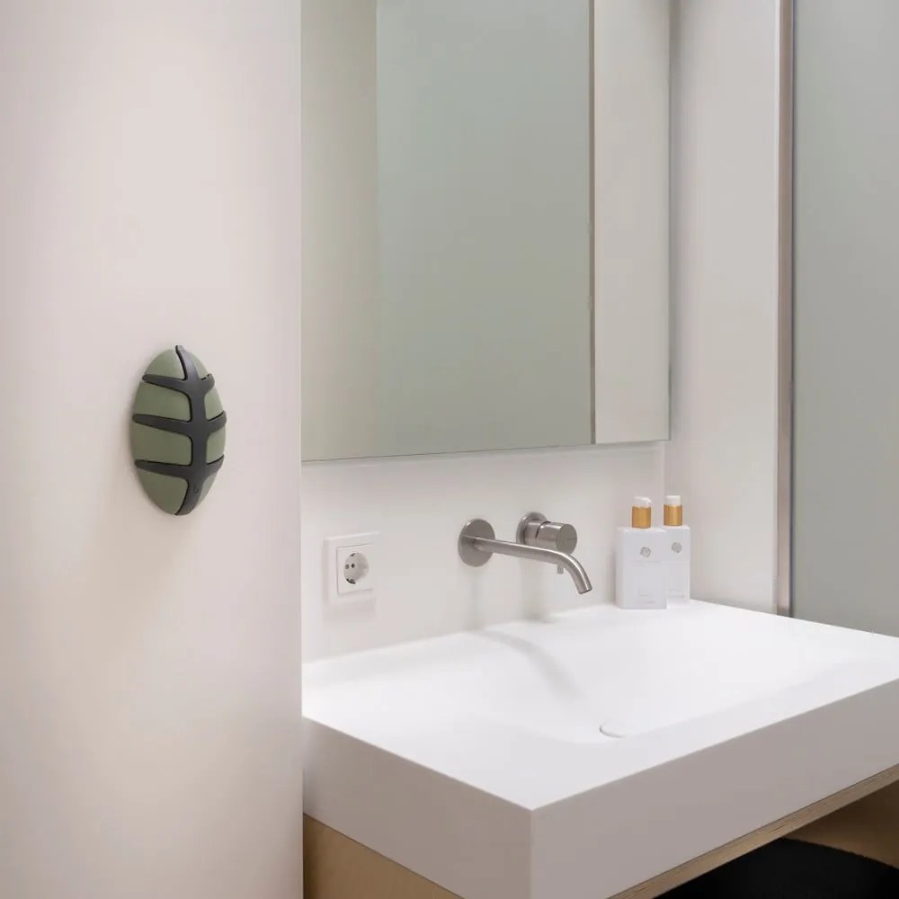 Tmavozelený nástenný háčik Bug – Spinder Design