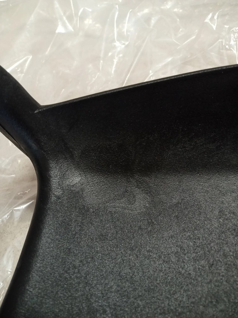 AKCIA Čierna plastová stolička KATO II. akosť