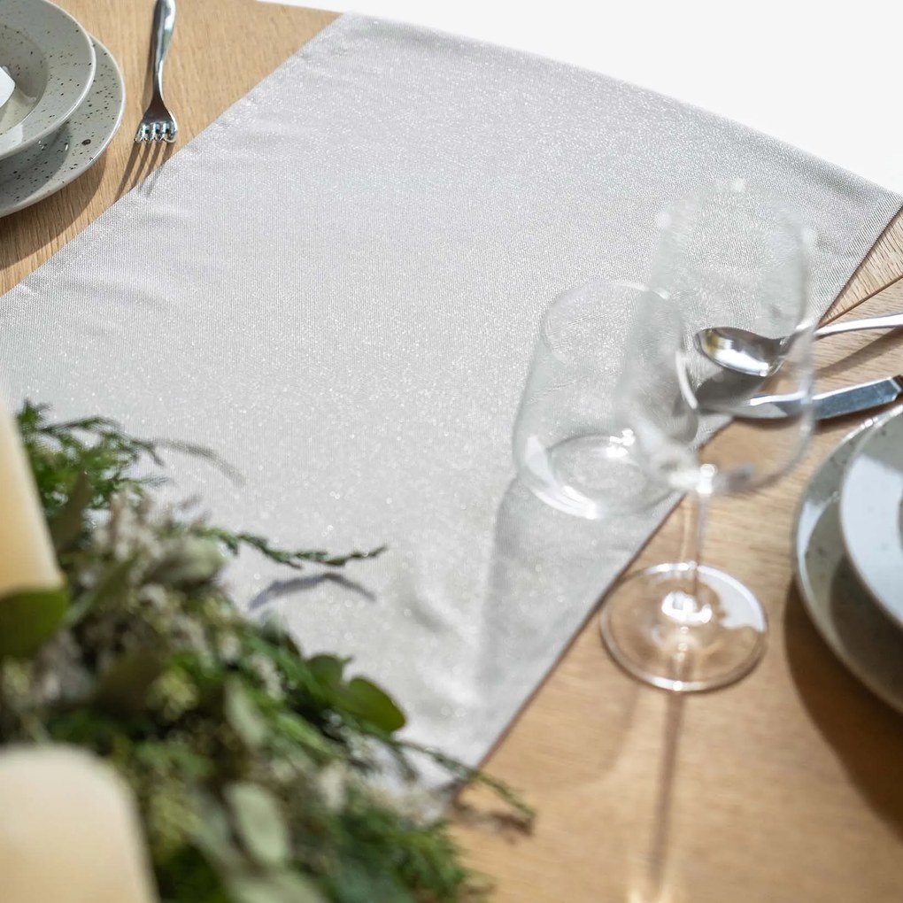 Goldea vianočný exkluzívny behúň na stôl - strieborný s trblietkami 50x160 cm