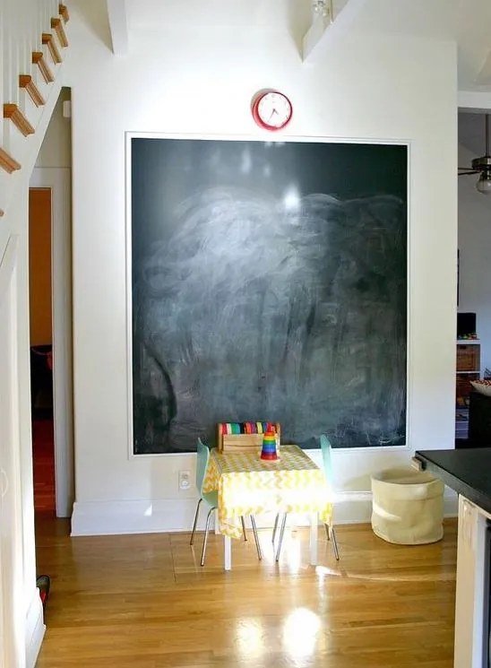 Toptabule.sk  Čierna kriedová tabuľa v bielom drevenom ráme 80x60 cm