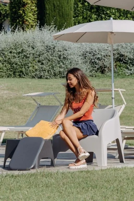 PETRA ARMCHAIR plastové kreslo, sivé