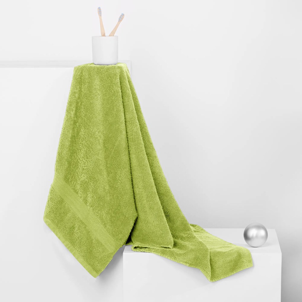 Bavlnený uterák DecoKing Mila 70 x 140 cm zelený