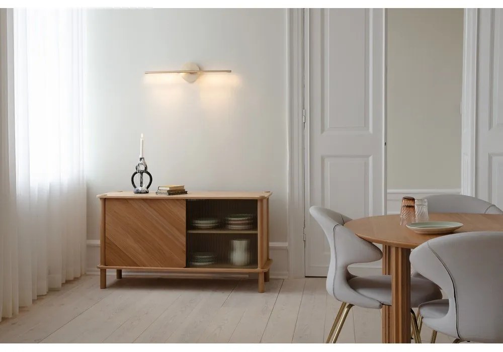 Vitrína z dubového dreva s posuvnými dverami v prírodnej farbe 135x73,5x48 cm Italic – UMAGE