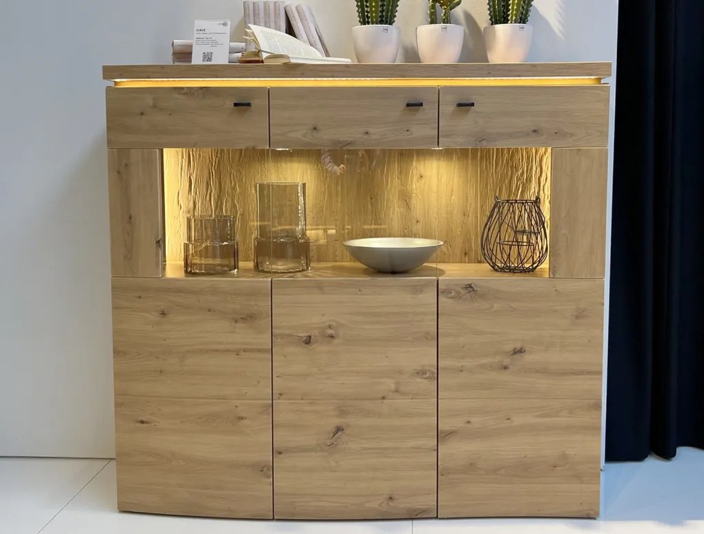 Široká vitrína Bolus, dub artisan, s osvetlením