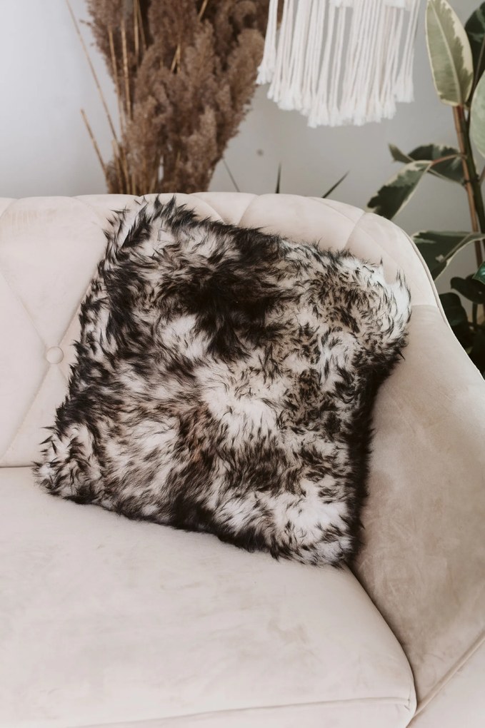 Vankúš z ovčej kožušiny muflón čierny