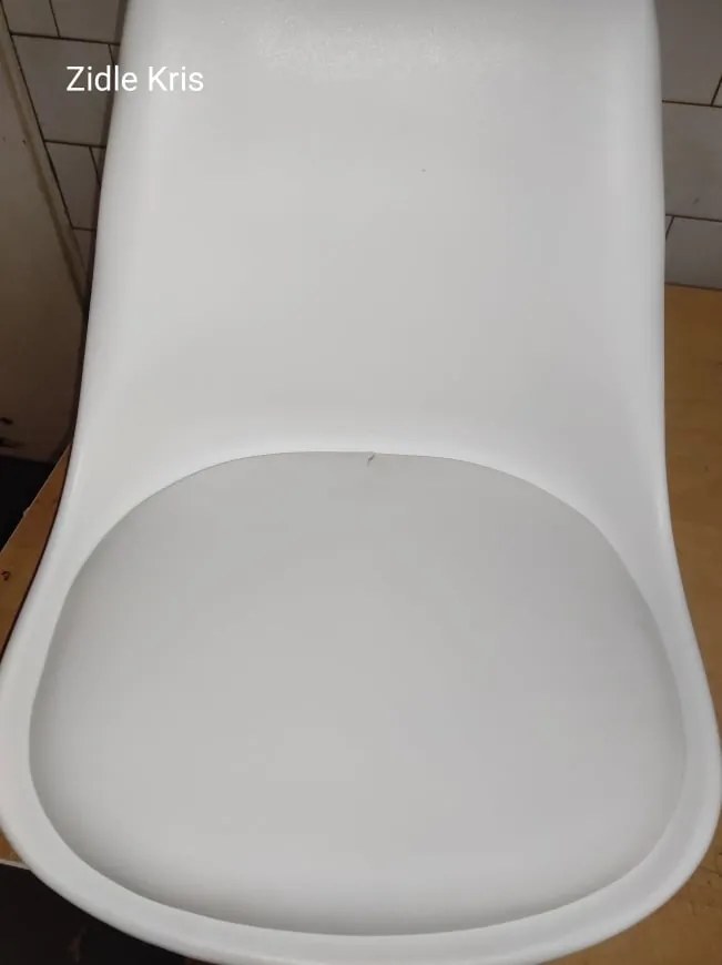 AKCIA Biela stolička s dubovými nohami KRIS II. akosť