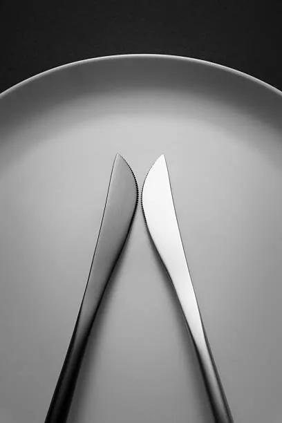 Umelecká fotografie Black Knife and White Knife Swordplay, MirageC, (26.7 x 40 cm)