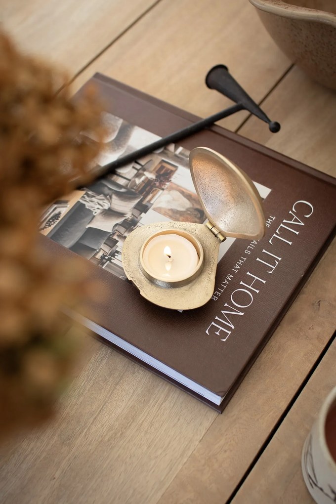 Ferm Living Mosadzný svietnik na čajovú sviečku Clam