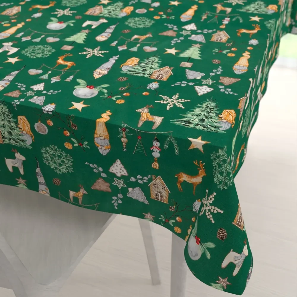 Biante Vianočný bavlnený obdĺžnikový obrus Sandra SA-508 Vianoční škriatkovia a ozdoby na zelenom 50x100 cm