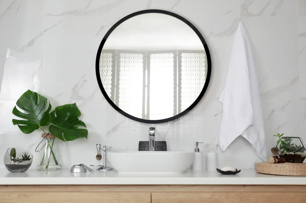 Okrúhle zrkadlo do obývačky v čiernom ráme fi 70 cm