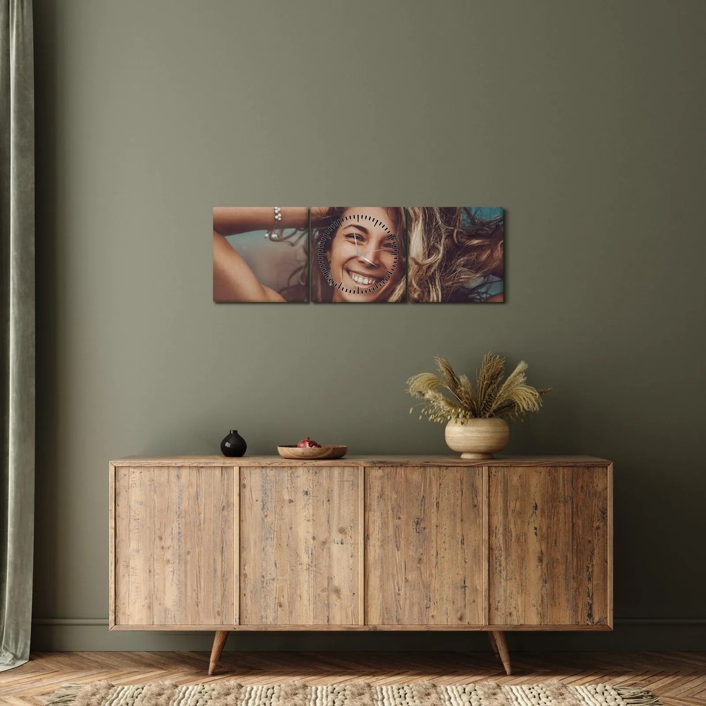 Obraz - Portrét mladej ženy (s hodinami) (90x30 cm)