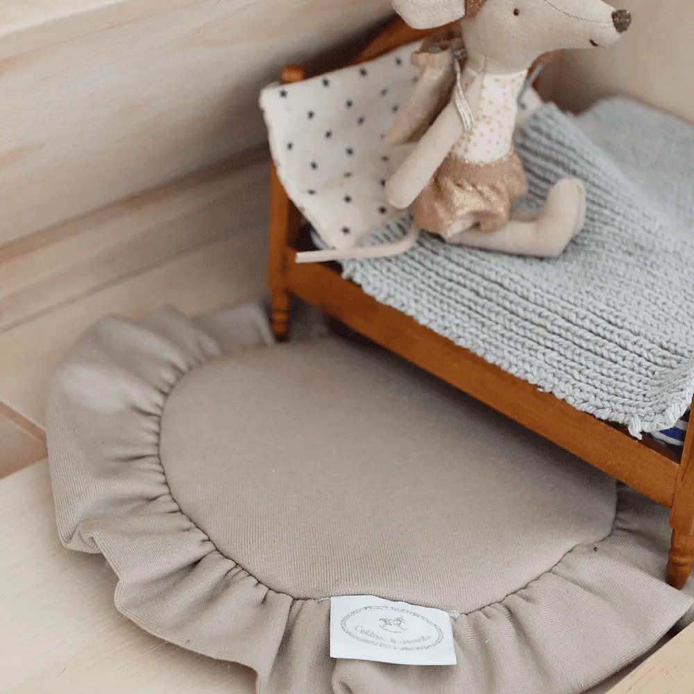 Mini podložka s volánom cappuccino